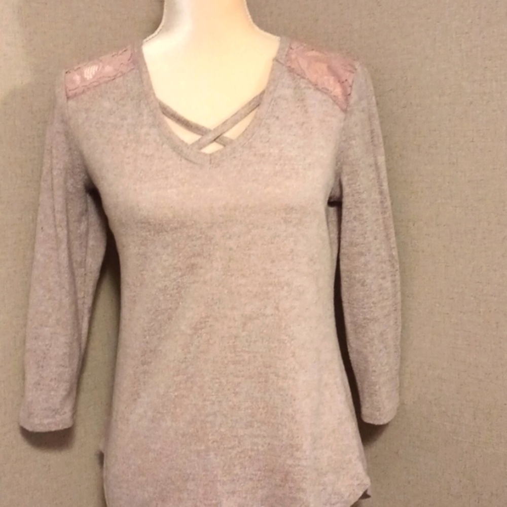 5/$15 Bobbie Brooks M pink quarter sleeve light pink shirt with lace